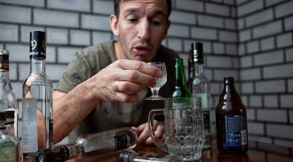 Россиян предостерегли от "лечения" отравлений алкоголем