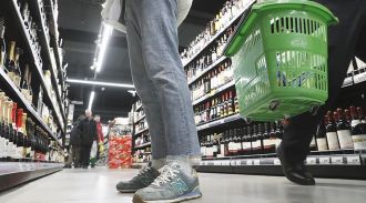 Скворцова назвала сроки принятия закона о продаже алкоголя с 21 года