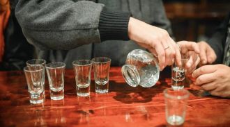 Нарколог развеял популярный миф о водке