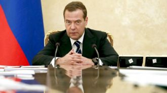 Медведев поручил МВД пресечь оборот некурительных смесей с никотином