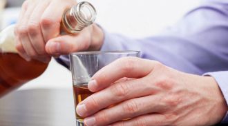 Нарколог назвал безопасную дозу алкоголя