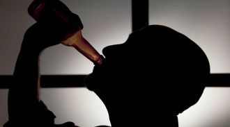 Каждый четвертый пожилой мужчина страдает алкоголизмом, заявил эксперт