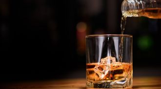 Пьет и не пьянеет. Ученые выяснили, кто легче всего переносит алкоголь