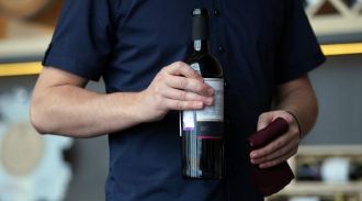 Названа главная опасность употребления вина для мужчин