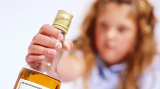 Опрос: алкоголь и наркотики - главная причина детских самоубийств в России